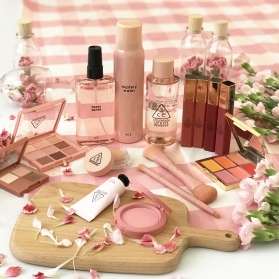 Hành trình đưa mỹ phẩm đến gần hơn với công chúng của nữ hoàng thương hiệu Estée Lauder